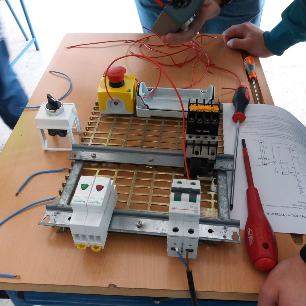 imagen de un montaje de circuitos sobre banco de  pruebas